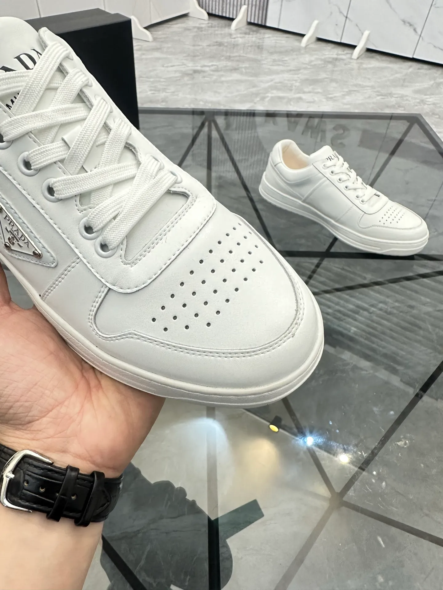Men's shoes: 💰P400¥ Product trademark: Prada *"Prada*" low-top casual shoes Regular size: 38-44 (can be customized to 45) Product materials: imported cowhide upper, sheepskin lining, original outsole. Number: 020
